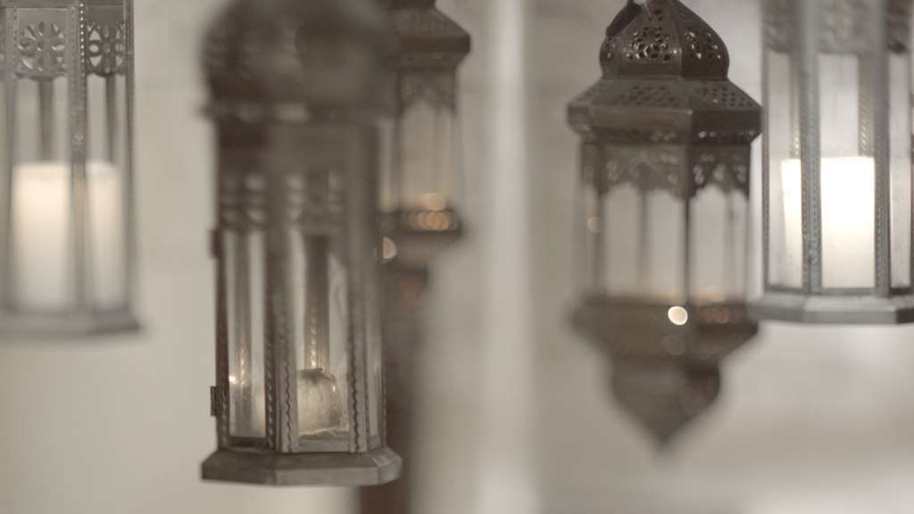 Makarem Umm Al Qura Hotel Mecca Facilități foto The photo shows a collection of decorative lanterns hanging from a surface. The lanterns are made of metal with intricate designs, and they have glass panes that allow light to shine through. The overall atmosphere appears warm and inviting, likely s